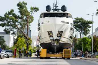 Lazzara UHV 100 setzt auf Volumen und Luftfahrttechnik