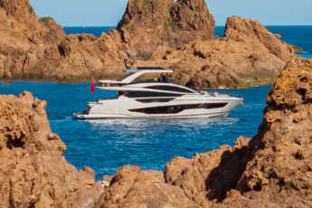 Erste Bilder der neuen Flybridge-Yacht