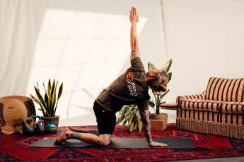 How to regenerate after a session - gentle recovery yoga with Sascha Lange