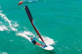 So gelingen spektakuläre Drohnen-Aufnahmen beim Windsurfen