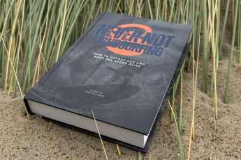 Sascha Lange stellt sein Buch “Never Not Windsurfing” vor