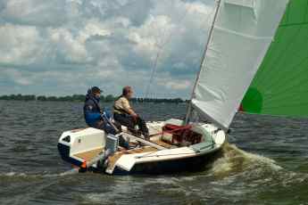 Sicher segeln, schnell gleiten: Video der Falcon 22 Racing im Test