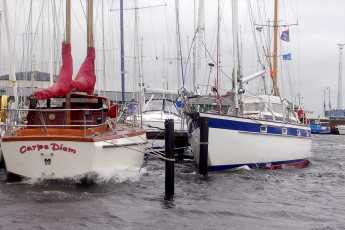 Skurrile Dinge, die Segler bei schlechtem Wetter im Hafen erleben