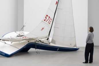 Erwin Wurm verbiegt Boote