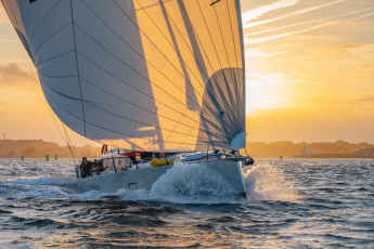 Erste Alu-Deckssalonyacht aus junger Kieler Werft