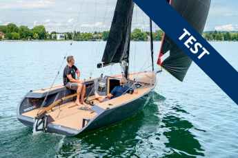 Test d'un bateau de sport facile à naviguer pour le plaisir et l'action