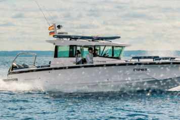 Boote Polch zeigt Boote im Wasser und an Land