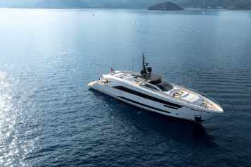 Neue 43‑Meter‑Yacht feiert Weltpremiere in Palm Beach