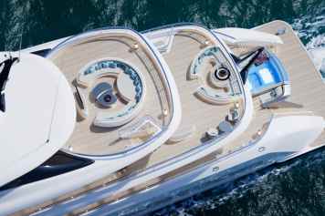 Custom-Yacht auf 70-Meter-Plattform