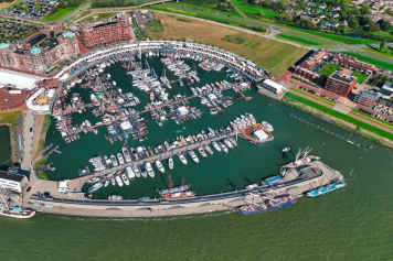 Große Bühne am Wasser