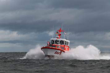 Yacht treibt bei Starkwind ins Flache