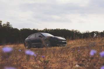 MACAN TURBO ELECTRIC – LENKEN, LADEN, LEBEN