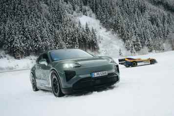 Porsche Cayenne Turbo Electric trifft legendären 917/30