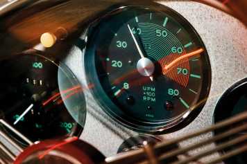 Der zentrale Drehzahlmesser wird zur Porsche-Ikone