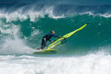 Perfekter Bottom Turn und krachender Cutback dank Gegenbewegung