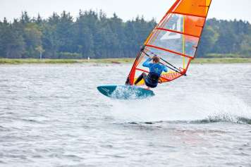 So gelingen die ersten Sprünge beim Windsurfen