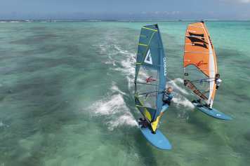 Acht Freerider um 130 Liter im Test - vom Genussgleiter bis zum Sport-Geschoss