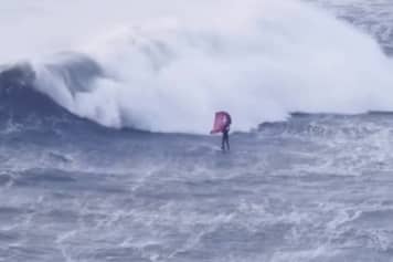 Wing, Foil, SUP und Tow-In - Vinnicius Martins beim Vierkampf mit der Nazaré-Welle