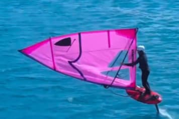 Balz Müller zelebriert Foil-Style mit dem Windsurfer-Rigg