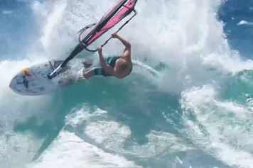Robby Naish fit wie eh und je bei solidem Nord-Swell in Ho’okipa