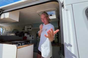 Lisa Kloster zeigt ihren fertigen Windsurf-Van