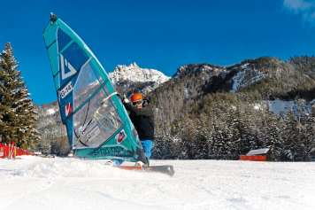 So funktioniert Windsurfen auf Schnee
