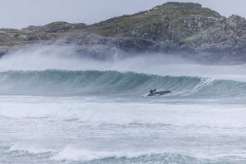 Miguel Chapuis und Izzy Adcock triumphieren beim Tiree Wave Classic - Frida und Emma Miron auf Platz zwei und drei