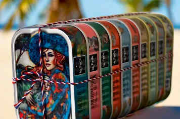 Edle Fisckonserven und ein Klebegel auch für den Bordgebrauch