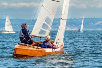 Erschwinglicher Segelspaß mit Bleistiften auf dem Wasser