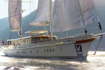 62 Meter klassische Eleganz mit modernem Hybridantrieb