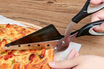 Zwei Helfer für Pizza aus der Bordküche