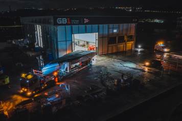 Zweite AC75 in Neapel – Team GB1 legt los in Bagnoli