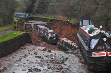 Narrowboats go aground after dam bursts