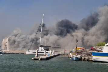 Brand wütet in Werft in Canet-en-Roussillon