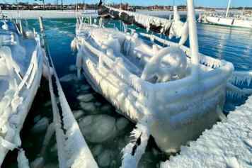 Eiskunst in den Häfen und entlang der Küsten