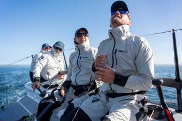 Leichtes Ölzeug für sportliches Segeln