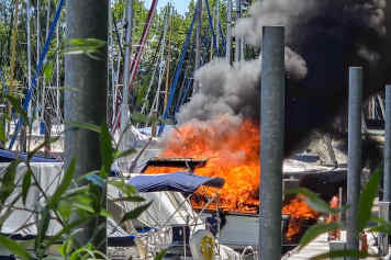 Motorboot brennt im Yachthafen vollständig aus