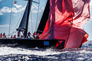 Superyachten vor balearischer Traumkulisse