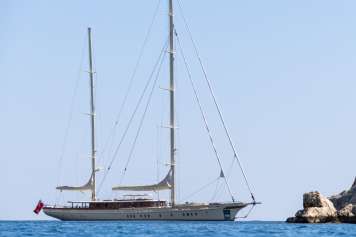 Viel Segelfläche und eine unendliche Eleganz - exclusive Bilder!