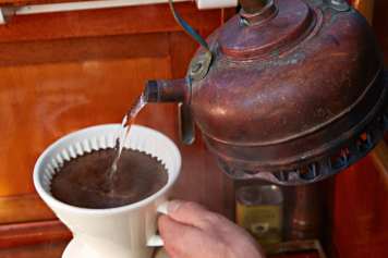 Ohne Strom den besten Kaffee an Bord brühen
