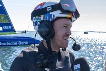 Versteigerung! Vettels Ferrari-Handschuhe und SailGP-Helme