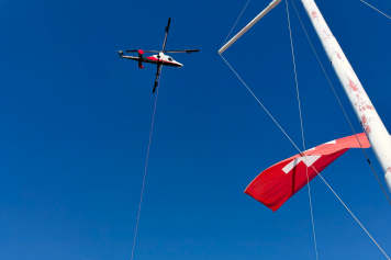 Segelyacht fliegt per Helikopter ins Winterlager