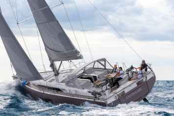 Una potente imbarcazione da crociera con ambizioni blue water messa alla prova