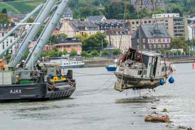 Motorboot im Rhein gestrandet – erfolgreiche Bergung mit Spezialkran