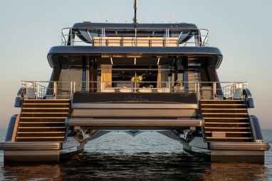 Ein Luxus-Kat fährt vollelektrisch