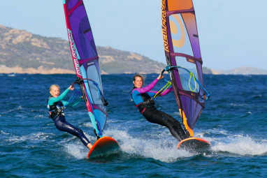 So werden Kinder zu begeisterten Windsurfern