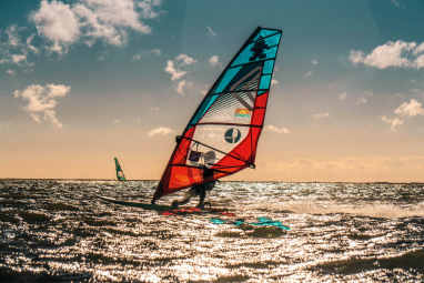 Die 10 besten Aufsteiger-Spots für Windsurfer an der Ostsee