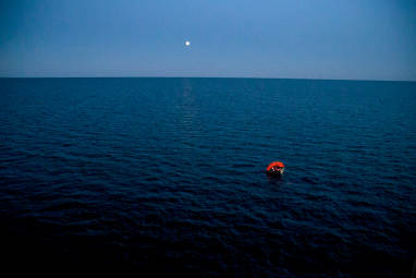 Comment se passe une nuit dans un radeau de survie