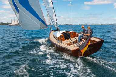 Self-built retro-classic sports boat BM 31 is the first of its kind
