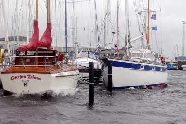 Skurrile Dinge, die Segler bei schlechtem Wetter im Hafen erleben